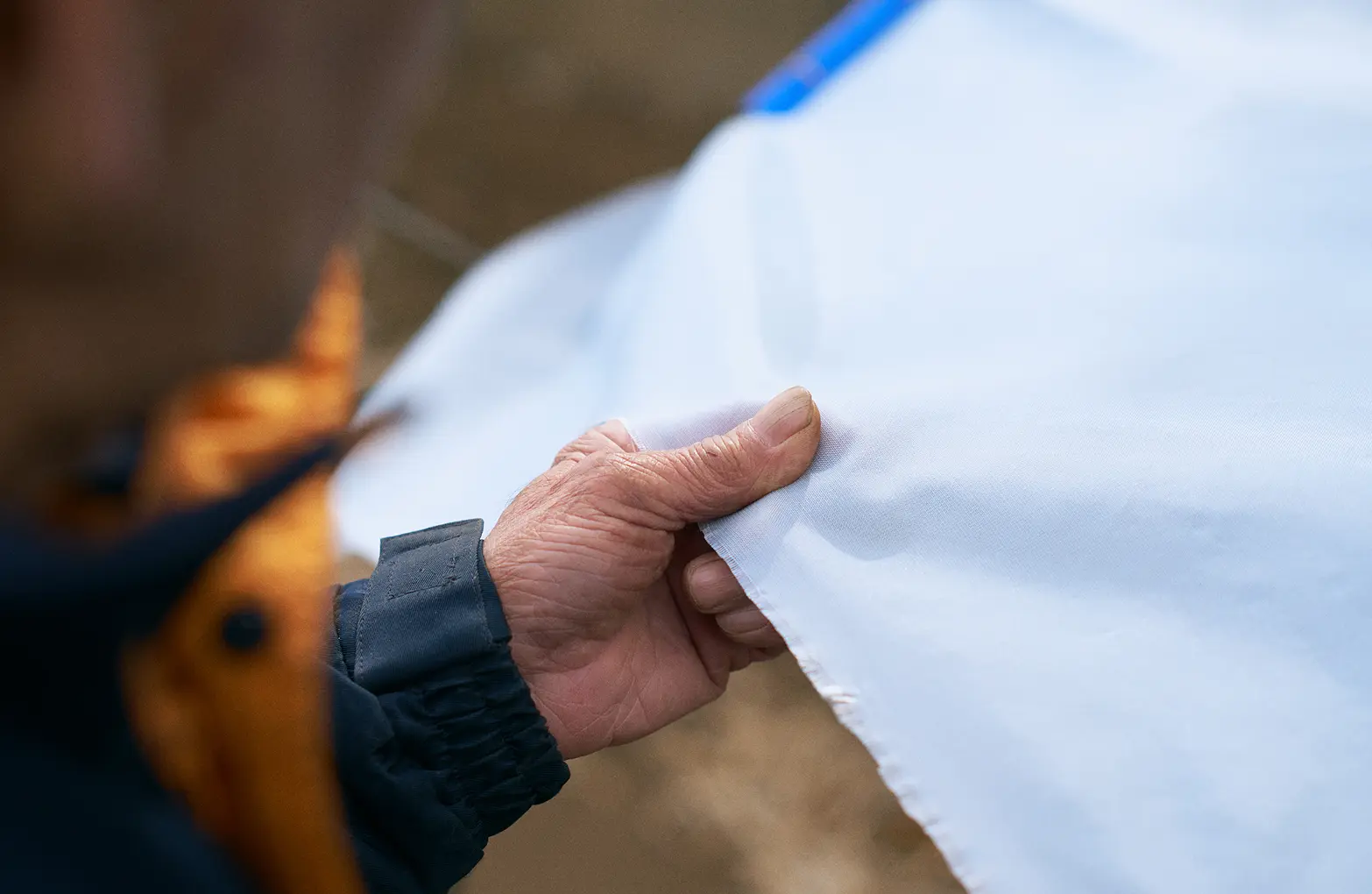 Kimio Inoguchi holding a heat-insulating net
